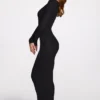 Robe longue à manches longues et décolleté plongeant en modal côtelé Noa, couleur noire Robe longue à manches longues et décolleté plongeant en modal côtelé Noa, couleur noire