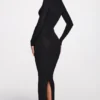 Robe longue à manches longues et décolleté plongeant en modal côtelé Noa, couleur noire Robe longue à manches longues et décolleté plongeant en modal côtelé Noa, couleur noire