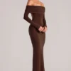 Robe longue à manches longues et épaules dénudées Depny, couleur chocolat Robe longue à manches longues et épaules dénudées Depny, couleur chocolat