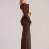 Robe longue à manches longues et épaules dénudées Depny, couleur chocolat Robe longue à manches longues et épaules dénudées Depny, couleur chocolat