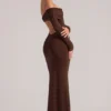 Robe longue à manches longues et épaules dénudées Depny, couleur chocolat Robe longue à manches longues et épaules dénudées Depny, couleur chocolat