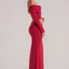 Robe longue à manches longues et épaules dénudées Depny, couleur rouge cerise Robe longue à manches longues et épaules dénudées Depny, couleur rouge cerise