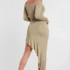 Robe longue à manches longues et épaules dénudées Roxana en mélange de modal et de cachemire, couleur taupe Robe longue à manches longues et épaules dénudées Roxana en mélange de modal et de cachemire, couleur taupe