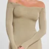 Robe longue à manches longues et épaules dénudées Roxana en mélange de modal et de cachemire, couleur taupe Robe longue à manches longues et épaules dénudées Roxana en mélange de modal et de cachemire, couleur taupe