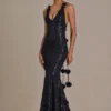 Robe longue noire à décolleté plongeant et dos nu, ornée de paillettes Robe longue noire à décolleté plongeant et dos nu, ornée de paillettes