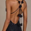 Robe longue noire à décolleté plongeant et dos nu, ornée de paillettes Robe longue noire à décolleté plongeant et dos nu, ornée de paillettes