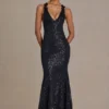 Robe longue noire à décolleté plongeant et dos nu, ornée de paillettes Robe longue noire à décolleté plongeant et dos nu, ornée de paillettes