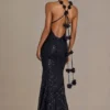 Robe longue noire à décolleté plongeant et dos nu, ornée de paillettes Robe longue noire à décolleté plongeant et dos nu, ornée de paillettes