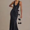 Robe longue noire à décolleté plongeant et dos nu, ornée de paillettes Robe longue noire à décolleté plongeant et dos nu, ornée de paillettes