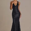 Robe longue noire à décolleté plongeant et dos nu, ornée de paillettes Robe longue noire à décolleté plongeant et dos nu, ornée de paillettes