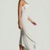 Robe longue à ourlet en pointe ornée Dole, en blanc