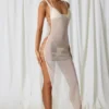 Robe longue Pacifica à découpes et détails nacrés, blanc perle Robe longue Pacifica à découpes et détails nacrés, blanc perle