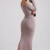 Robe longue à épaules dénudées en maille côtelée Terneigh, couleur taupe Robe longue à épaules dénudées en maille côtelée Terneigh, couleur taupe