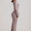Robe longue à épaules dénudées en maille côtelée Terneigh, couleur taupe Robe longue à épaules dénudées en maille côtelée Terneigh, couleur taupe