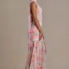 Robe longue Primrose Premium à détails de foulard, imprimé floral rose Robe longue Primrose Premium à détails de foulard, imprimé floral rose