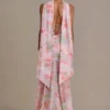 Robe longue Primrose Premium à détails de foulard, imprimé floral rose Robe longue Primrose Premium à détails de foulard, imprimé floral rose