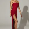 Robe longue sans bretelles à col bénitier ornée La Rochette en rouge vif Robe longue sans bretelles à col bénitier ornée La Rochette en rouge vif