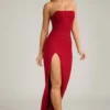 Robe longue sans bretelles à col bénitier ornée La Rochette en rouge vif Robe longue sans bretelles à col bénitier ornée La Rochette en rouge vif