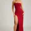 Robe longue sans bretelles à col bénitier ornée La Rochette en rouge vif Robe longue sans bretelles à col bénitier ornée La Rochette en rouge vif