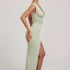 Robe longue Sloane à décolleté plongeant et fente haute, couleur sauge Robe longue Sloane à décolleté plongeant et fente haute, couleur sauge