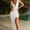 Robe longue Sloane à décolleté plongeant et fente haute, en blanc Robe longue Sloane à décolleté plongeant et fente haute, en blanc