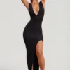 Robe longue Sloane à encolure plongeante et fente haute, en noir Robe longue Sloane à encolure plongeante et fente haute, en noir