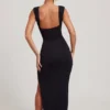 Robe longue Sloane à encolure plongeante et fente haute, en noir Robe longue Sloane à encolure plongeante et fente haute, en noir