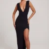 Robe longue Sloane à encolure plongeante et fente haute, en noir Robe longue Sloane à encolure plongeante et fente haute, en noir