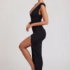 Robe longue Sloane à encolure plongeante et fente haute, en noir Robe longue Sloane à encolure plongeante et fente haute, en noir