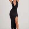 Robe longue Sloane à encolure plongeante et fente haute, en noir Robe longue Sloane à encolure plongeante et fente haute, en noir