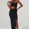 Robe longue Suvi à encolure asymétrique froncée et découpes, en noir Robe longue Suvi à encolure asymétrique froncée et découpes, en noir