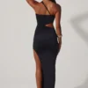 Robe longue Suvi à encolure asymétrique froncée et découpes, en noir Robe longue Suvi à encolure asymétrique froncée et découpes, en noir