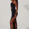Robe longue Suvi à encolure asymétrique froncée et découpes, en noir Robe longue Suvi à encolure asymétrique froncée et découpes, en noir