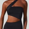Robe longue Suvi à encolure asymétrique froncée et découpes, en noir Robe longue Suvi à encolure asymétrique froncée et découpes, en noir