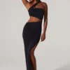 Robe longue Suvi à encolure asymétrique froncée et découpes, en noir Robe longue Suvi à encolure asymétrique froncée et découpes, en noir