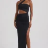 Robe longue Suvi à encolure asymétrique froncée et découpes, en noir Robe longue Suvi à encolure asymétrique froncée et découpes, en noir