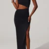 Robe longue Suvi à encolure asymétrique froncée et découpes, en noir Robe longue Suvi à encolure asymétrique froncée et découpes, en noir