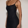 Robe longue transparente Celandine à dos nu et ornements, en noir Robe longue transparente Celandine à dos nu et ornements, en noir