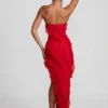Robe longue à volants et bandeau Nevali en rouge Robe longue à volants et bandeau Nevali en rouge