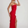 Robe longue à volants et bandeau Nevali en rouge Robe longue à volants et bandeau Nevali en rouge