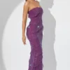Robe longue à volants et bandeau ornée Dulce, couleur prune Robe longue à volants et bandeau ornée Dulce, couleur prune