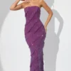 Robe longue à volants et bandeau ornée Dulce, couleur prune Robe longue à volants et bandeau ornée Dulce, couleur prune