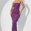 Robe longue à volants et bandeau ornée Dulce, couleur prune Robe longue à volants et bandeau ornée Dulce, couleur prune