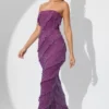 Robe longue à volants et bandeau ornée Dulce, couleur prune Robe longue à volants et bandeau ornée Dulce, couleur prune