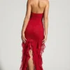 Robe longue à volants et col licou ornée Anley en rouge Robe longue à volants et col licou ornée Anley en rouge