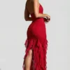 Robe longue à volants et col licou ornée Anley en rouge Robe longue à volants et col licou ornée Anley en rouge
