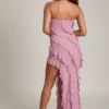 Robe longue à volants et encolure bandeau Nevali en rose poudré Robe longue à volants et encolure bandeau Nevali en rose poudré