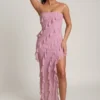 Robe longue à volants et encolure bandeau Nevali en rose poudré Robe longue à volants et encolure bandeau Nevali en rose poudré
