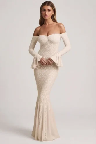 Robe longue à volants et à épaules dénudées en dentelle ivoire Verena