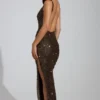 Robe longue Yarina à encolure dégagée et fente sur la cuisse, marron Robe longue Yarina à encolure dégagée et fente sur la cuisse, marron